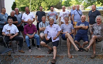Adhérents assidus, en train de surveiller l'entrée du local. 😉. Photo La République